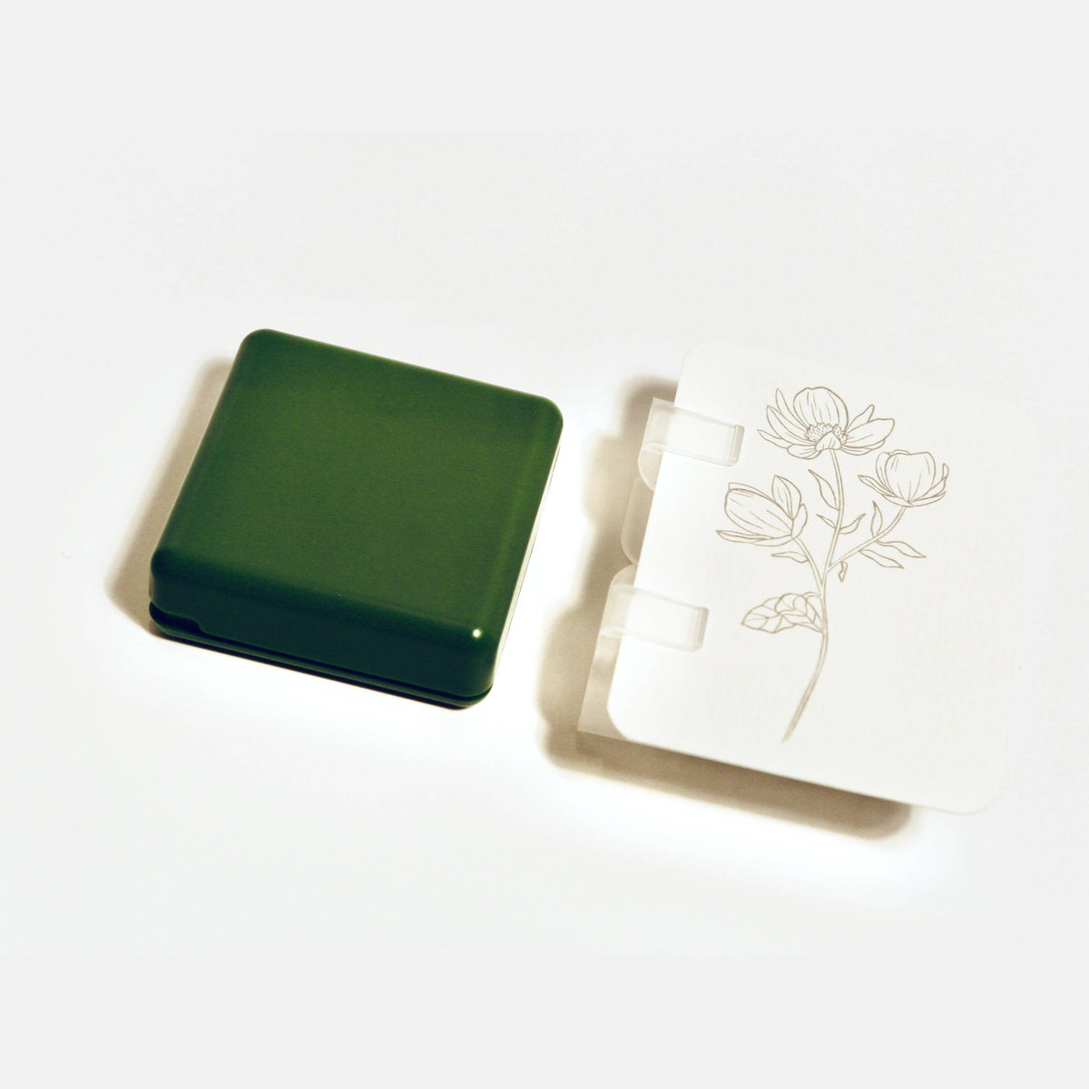 Kaden palette — compact in hand